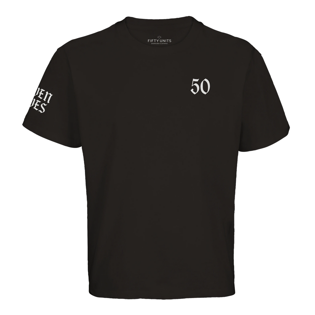 detalle logo bordado '50' camiseta oversize