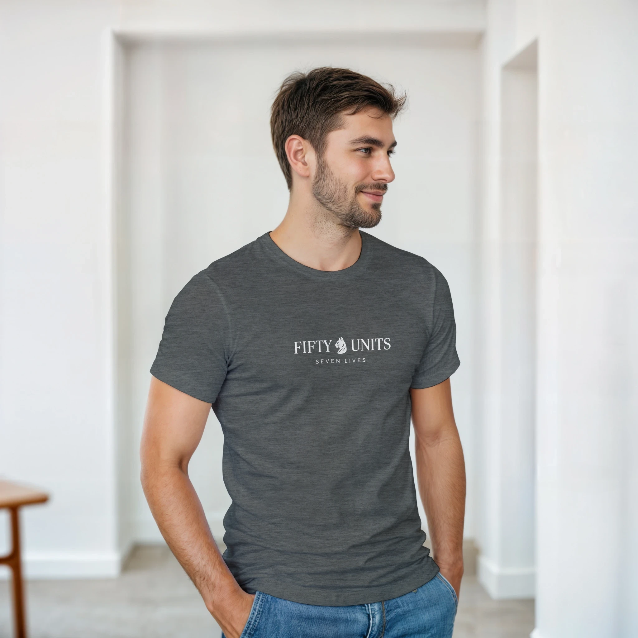look casual con camiseta colaboración fifty units - hombre